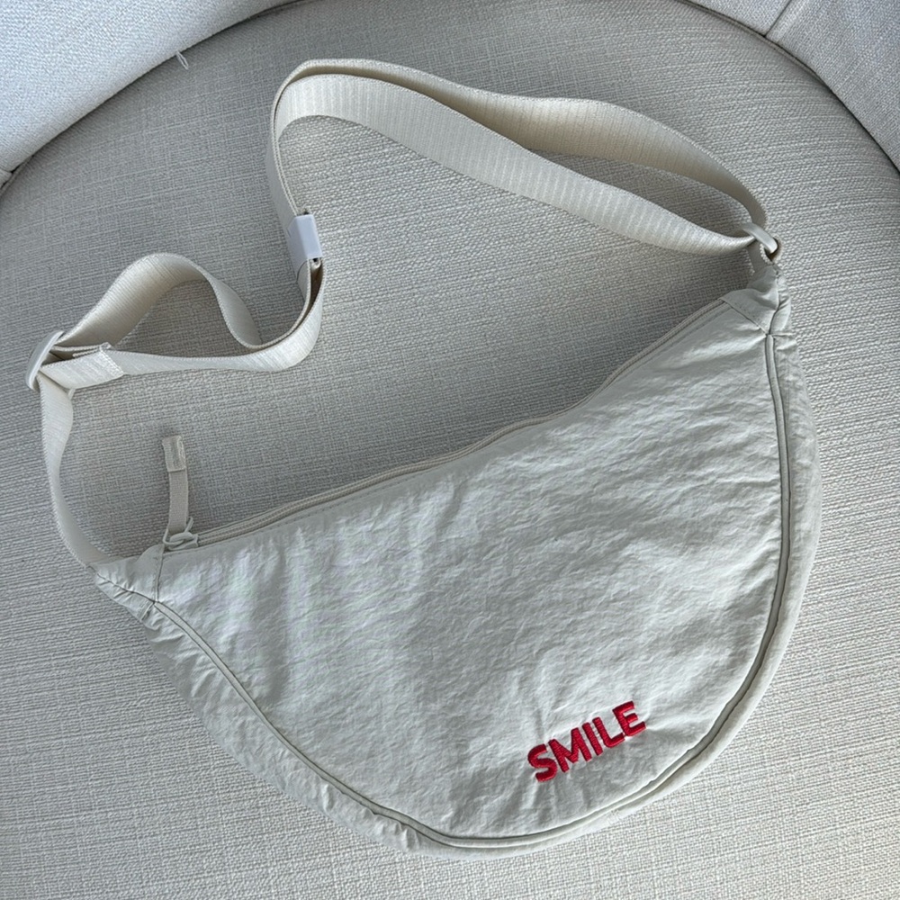 NWOT “Smile” Round Mini Shoulder Bag with Water-Repellent Material | UNIQLO